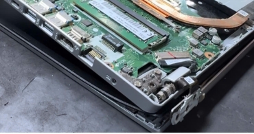 Nguyên nhân gãy bản lề laptop & mẹo phòng tránh từ HAGA Thảo Điền